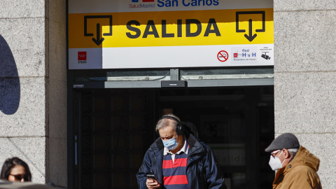 08/01/24 - Personas con mascarillas en la salida de un hospitalen Madrid este lunes, día en el que el Ministerio de Sanidad ha pedido a las comunidades que implanten el uso obligatorio de la mascarilla en centros sanitarios y sociosanitarios, 08/01/24 - Personas con mascarillas en la salida de un hospitalen Madrid este lunes, día en el que el Ministerio de Sanidad ha pedido a las comunidades que implanten el uso obligatorio de la mascarilla en centros sanitarios y sociosanitarios,