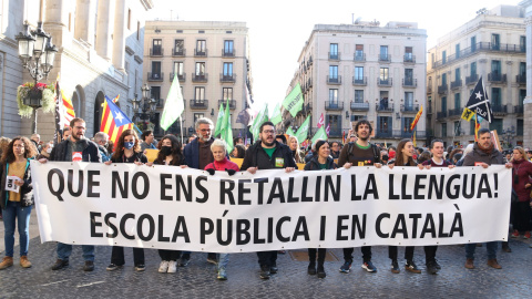 Manifestació a la plaça de Sant Jaume de Barcelona contra la sentència del 25% en castellà i en defensa de l'escola en català. Manifestació a la plaça de Sant Jaume de Barcelona contra la sentència del 25% en castellà i en defensa de l'escola en català.