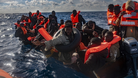 Varios migrantes en un cayuco, a 3 de enero de 2024, en el Mar Mediterráneo. Varios migrantes en un cayuco, a 3 de enero de 2024, en el Mar Mediterráneo.