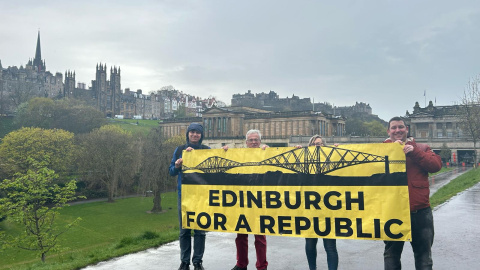 Cuatro personas sostienen una pancarta a favor de la monarquía en Edimburgo.