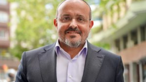 Alejandro Fernández: "Illa se entregará a Esquerra y a Puigdemont si es necesario para mantener a Sánchez en la Moncloa" Alejandro Fernández: "Illa se entregará a Esquerra y a Puigdemont si es necesario para mantener a Sánchez en la Moncloa"