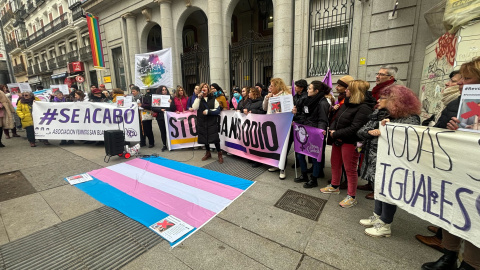 "Votar al PSOE es votar transfobia": concentración frente al Ministerio de Igualdad para reclamar el cese de Isabel García por sus posiciones tránsfobas "Votar al PSOE es votar transfobia": concentración frente al Ministerio de Igualdad para reclamar el cese de Isabel García por sus posiciones tránsfobas