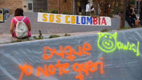 Una pancarta contra el presidente de Colombia, Iván Duque, durante su visita a España, en la plaza Arturo Barea de Lavapiés a 16 de septiembre de 2021, en Madrid Una pancarta contra el presidente de Colombia, Iván Duque, durante su visita a España, en la plaza Arturo Barea de Lavapiés a 16 de septiembre de 2021, en Madrid
