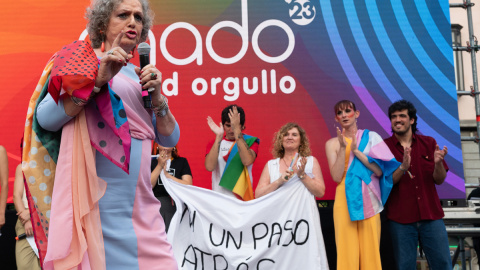 Un momento del pregón de las Fiestas del Orgullo MADO 2023 por los protagonistas de la película 'Te estoy amando locamente' (Ana Wagener, Omar Banana, Alba Flores, Alex de la Croix, La Dani, Lola Buzón y Carmen Orellana), acompañados de Manolita Chen,