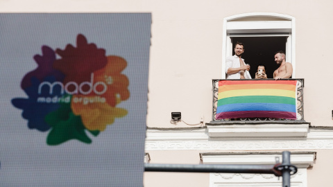 Varias personas observan el Pregón del Orgullo 2023 en la Plaza Pedro Zerolo,  en Madrid. E.P./Carlos Luján