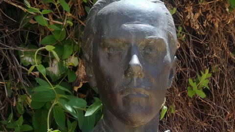 Busto de Luis Cernuda en Tomares. Busto de Luis Cernuda en Tomares.
