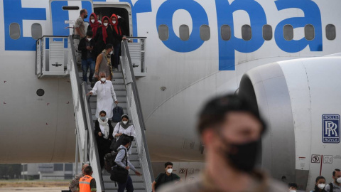 Los refugiados desembarcan de un vuelo de evacuación de Kabul, en la base aérea de Torrejón de Ardoz, a 30 km de Madrid, el 24 de agosto de 2021. Los refugiados desembarcan de un vuelo de evacuación de Kabul, en la base aérea de Torrejón de Ardoz, a 30 km de Madrid, el 24 de agosto de 2021.