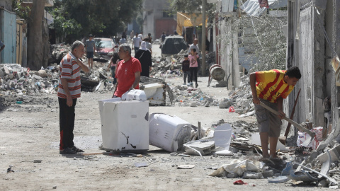 Palestinos inspeccionan las ruinas tras un ataque israelí, en Gaza, a 4 de mayo de 2024. Palestinos inspeccionan las ruinas tras un ataque israelí, en Gaza, a 4 de mayo de 2024.