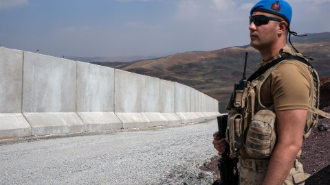 Un soldado turco vigila el muro en la frontera con Irán. Un soldado turco vigila el muro en la frontera con Irán.