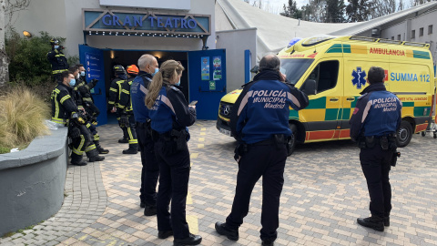 Agentes de la Policía Municipal de Madrid y bomberos, frente al auditorio cuyo techo se ha derrumbado parcialmente en el Parque de Atracciones de la capital Agentes de la Policía Municipal de Madrid y bomberos, frente al auditorio cuyo techo se ha derrumbado parcialmente en el Parque de Atracciones de la capital