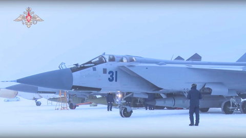 militares rusos examinando un misil hipersónico Kinzhal antes de un vuelo del avión de combate MiG-31K durante los ejercicios de las fuerzas de disuasión estratégicas rusas en Rusia, el 19 de febrero de 2022. militares rusos examinando un misil hipersónico Kinzhal antes de un vuelo del avión de combate MiG-31K durante los ejercicios de las fuerzas de disuasión estratégicas rusas en Rusia, el 19 de febrero de 2022.