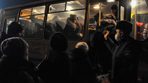 residentes locales de la autoproclamada República Popular de Donetsk se suben a un autobús para ingresar a Rusia en el puesto aduanero 'Matveev Kurgan' en la región de Rostov, Rusia, el 19 de febrero de 2022. residentes locales de la autoproclamada República Popular de Donetsk se suben a un autobús para ingresar a Rusia en el puesto aduanero 'Matveev Kurgan' en la región de Rostov, Rusia, el 19 de febrero de 2022.