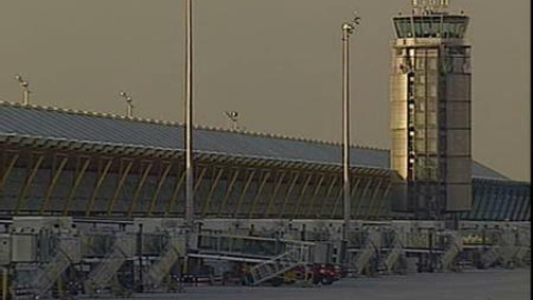 El PP propone que el aeropuerto de Barajas pase a llamarse "Adolfo Suárez" El PP propone que el aeropuerto de Barajas pase a llamarse "Adolfo Suárez"