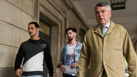 Alfonso Cabezuelo (i) y Jesús Escudero (c), miembros de La Manada, junto a su abogado, Agustín Martínez. / EFE Alfonso Cabezuelo (i) y Jesús Escudero (c), miembros de La Manada, junto a su abogado, Agustín Martínez. / EFE