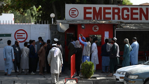 Gente en un puesto de emergencia en Kabul buscando a sus familiares tras el atentado en el aeropuerto. Gente en un puesto de emergencia en Kabul buscando a sus familiares tras el atentado en el aeropuerto.
