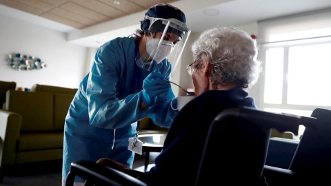 Una cuidadora ayuda a comer a una anciana en una residencia madrileña. EFE/Mariscal Una cuidadora ayuda a comer a una anciana en una residencia madrileña. EFE/Mariscal
