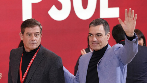 El diputado del PSOE y candidato del PSdeG para elegir el candidato a la Xunta, Xosé Ramón Gómez Besteiro, y el secretario general del PSOE y presidente del Gobierno, Pedro Sánchez, el pasado diciembre en Santiago de Compostela. El diputado del PSOE y candidato del PSdeG para elegir el candidato a la Xunta, Xosé Ramón Gómez Besteiro, y el secretario general del PSOE y presidente del Gobierno, Pedro Sánchez, el pasado diciembre en Santiago de Compostela.
