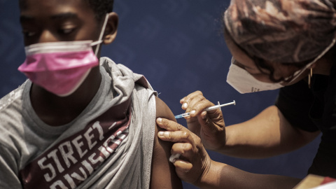4/2/22-Un joven recibiendo la primera dosis de la vacuna Pfizer/BioNTech contra la covid 19, en Sudáfrica (15/12/2021). 4/2/22-Un joven recibiendo la primera dosis de la vacuna Pfizer/BioNTech contra la covid 19, en Sudáfrica (15/12/2021).