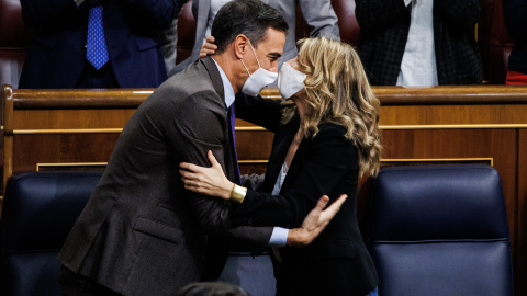 El presidente del Gobierno, Pedro Sánchez (d) y la ministra de Trabajo Yolanda Díaz se abrazan en la sesión plenaria del Congreso de los Diputados el pasado jueves. El presidente del Gobierno, Pedro Sánchez (d) y la ministra de Trabajo Yolanda Díaz se abrazan en la sesión plenaria del Congreso de los Diputados el pasado jueves.
