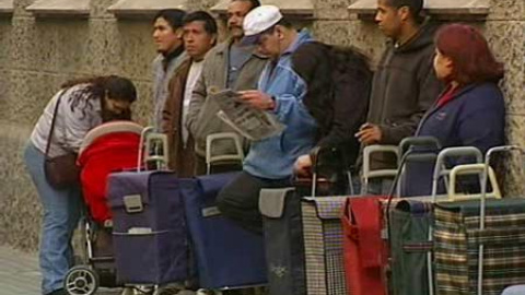 Largas colas para conseguir comida en un monasterio de Barcelona Largas colas para conseguir comida en un monasterio de Barcelona