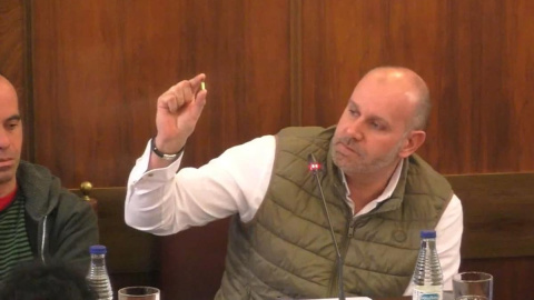 El diputado de Vox David García sostiene una bala durante su alocución en el Pleno. El diputado de Vox David García sostiene una bala durante su alocución en el Pleno.
