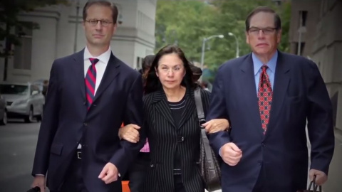 Glafira Rosales con sus abogados, en una imagen del documental Made you look Glafira Rosales con sus abogados, en una imagen del documental Made you look