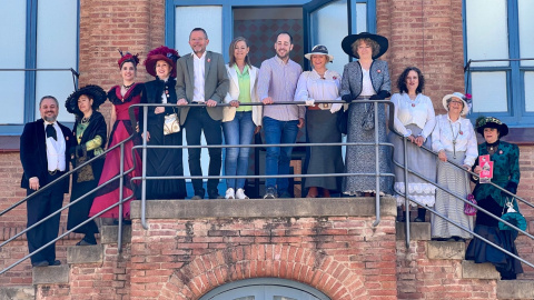 Foto de família de part dels participants a la Fira Modernista de Terrassa Foto de família de part dels participants a la Fira Modernista de Terrassa