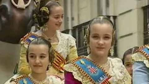 Cientos de niños desfilan en la cabalgata del "ninot" infantil Cientos de niños desfilan en la cabalgata del "ninot" infantil