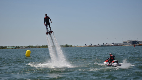 19/06/2023- Un hombre haciendo una prueba de flyboard en Toronto, Canadá. 19/06/2023- Un hombre haciendo una prueba de flyboard en Toronto, Canadá.
