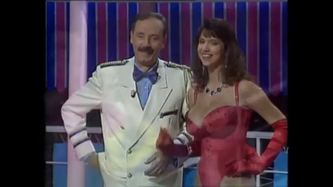 19/6/23 Luis Cantero, presentador de '¡Ay, qué calor!', con una azafata del programa. 19/6/23 Luis Cantero, presentador de '¡Ay, qué calor!', con una azafata del programa.