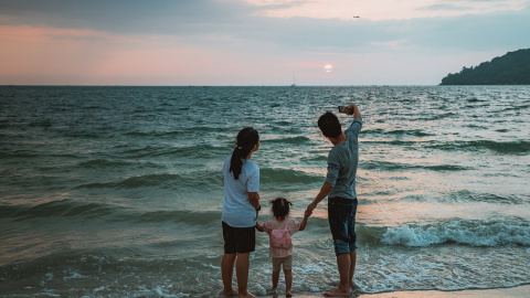 19/06/2023 - Una familia se hace un selfie en una playa en verano. 19/06/2023 - Una familia se hace un selfie en una playa en verano.