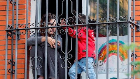 Una joven y un niño asomados entre las rejas de una ventana de una vivienda. EFE/José Manuel Vidal/Archivo Una joven y un niño asomados entre las rejas de una ventana de una vivienda. EFE/José Manuel Vidal/Archivo