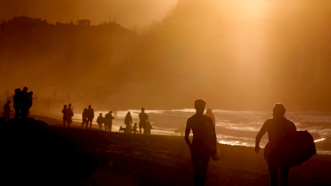 Surfistas y personas pasean por la playa de la Zurriola de Donosti. Surfistas y personas pasean por la playa de la Zurriola de Donosti.