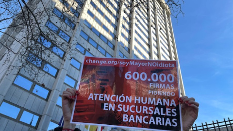 Imagen del cartel que lucía la caja de Carlos San Juan con las más de 600.000 firmas por una banca no excluyente. Imagen del cartel que lucía la caja de Carlos San Juan con las más de 600.000 firmas por una banca no excluyente.