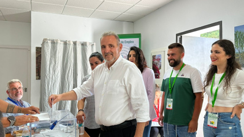 José Manuel Ruiz, alcalde de Medina Sidonia (IU) ejerce el derecho al voto. José Manuel Ruiz, alcalde de Medina Sidonia (IU) ejerce el derecho al voto.