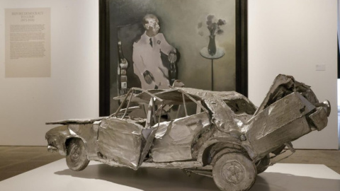Cuadro de Franco y el coche de Carrero Blanco, en la exposición 'El tragaluz democrático'. Cuadro de Franco y el coche de Carrero Blanco, en la exposición 'El tragaluz democrático'.