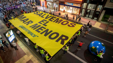 Miles de personas se han manifestado este jueves por las calles de Murcia para exigir medidas urgentes a los gobiernos central y regional que reviertan la degradación del Mar Menor. Miles de personas se han manifestado este jueves por las calles de Murcia para exigir medidas urgentes a los gobiernos central y regional que reviertan la degradación del Mar Menor.