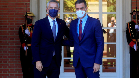 El presidente del Gobierno, Pedro Sánchez (d), recibe al secretario general de la OTAN, Jens Stoltenberg (i), este viernes en Moncloa este viernes 8 de octubre de 2021. El presidente del Gobierno, Pedro Sánchez (d), recibe al secretario general de la OTAN, Jens Stoltenberg (i), este viernes en Moncloa este viernes 8 de octubre de 2021.