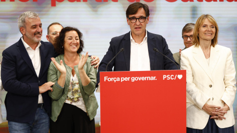 El candidato a la presidencia de la Generalitat por El PSC, Salvador Illa, comparece ante los medios para valorar los resultados electorales, hoy domingo en Barcelona. El Partido Socialista ha ganado las elecciones con 42 escaños. EFE/Quique García El candidato a la presidencia de la Generalitat por El PSC, Salvador Illa, comparece ante los medios para valorar los resultados electorales, hoy domingo en Barcelona. El Partido Socialista ha ganado las elecciones con 42 escaños. EFE/Quique García