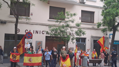 Apenas dos decenas de manifestantes protestan frente a la sede del PSOE en Ferraz, a 21 de mayo de 2024. Apenas dos decenas de manifestantes protestan frente a la sede del PSOE en Ferraz, a 21 de mayo de 2024.