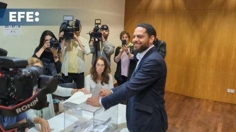El candidato de Vox, Ignacio Garriga, vota en Barcelona El candidato de Vox, Ignacio Garriga, vota en Barcelona