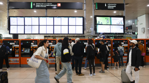 El gestor de infraestructuras Adif ha informado de que no puede establecer una previsión de recuperación del tráfico de trenes de Rodalies en la ciudad de Barcelona "dada la gravedad, dispersión y alcance de los daños provocados" por el robo de cobre El gestor de infraestructuras Adif ha informado de que no puede establecer una previsión de recuperación del tráfico de trenes de Rodalies en la ciudad de Barcelona "dada la gravedad, dispersión y alcance de los daños provocados" por el robo de cobre
