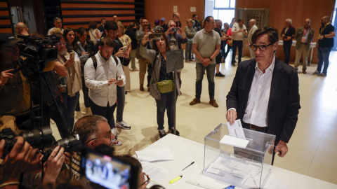 El primer secretario del PSC y candidato a la presidencia de la Generalitat, Salvador Illa, vota en el Centro Cultural La Roca del Vallès de Barcelona. El primer secretario del PSC y candidato a la presidencia de la Generalitat, Salvador Illa, vota en el Centro Cultural La Roca del Vallès de Barcelona.