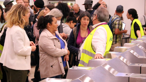 Treballadors regulen l'accés dels viatgers a les andanes de l'Estació de Sants aquest diumenge. Treballadors regulen l'accés dels viatgers a les andanes de l'Estació de Sants aquest diumenge.