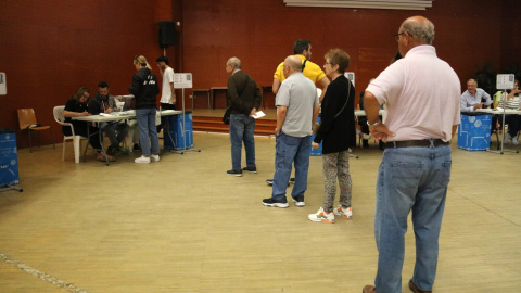 Cua de votants en una de les meses del col·legi electoral del Centre Cívic de Balàfia de Lleida. Cua de votants en una de les meses del col·legi electoral del Centre Cívic de Balàfia de Lleida.