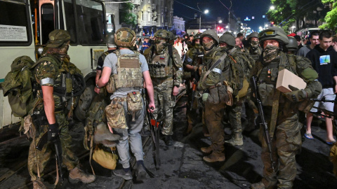 Los combatientes de Wagner salen de la sede del Distrito Militar del Sur para regresar a la base, en la ciudad de Rostov-on-Don, Rusia, el 24 de junio de 2023. Los combatientes de Wagner salen de la sede del Distrito Militar del Sur para regresar a la base, en la ciudad de Rostov-on-Don, Rusia, el 24 de junio de 2023.