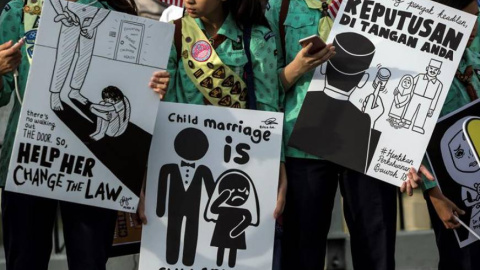 13/11/2018 - Activistas sostienen pancartas afuera del edificio del parlamento en Kuala Lumpur (Malasia) donde entregaron un memorando para terminar con el matrimonio infantil. EFE/Archivo 13/11/2018 - Activistas sostienen pancartas afuera del edificio del parlamento en Kuala Lumpur (Malasia) donde entregaron un memorando para terminar con el matrimonio infantil. EFE/Archivo
