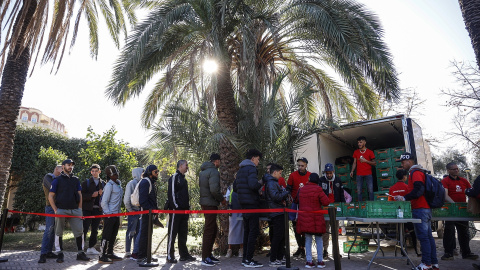 Varias persona hacen cola para recibir productos de primera necesidad donados, en la Plaza de San Amaro, a 16 de agosto de 2023, en Madrid Varias persona hacen cola para recibir productos de primera necesidad donados, en la Plaza de San Amaro, a 16 de agosto de 2023, en Madrid