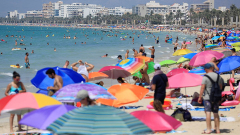 Los bañistas se agolpan en la playa de Cala Major, en Mallorca, a 23 de agosto de 2023. Los bañistas se agolpan en la playa de Cala Major, en Mallorca, a 23 de agosto de 2023.