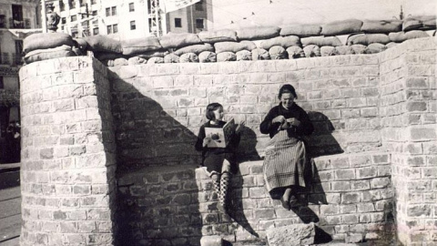 Una niña lee un libro durante la guerra civil. Una niña lee un libro durante la guerra civil.